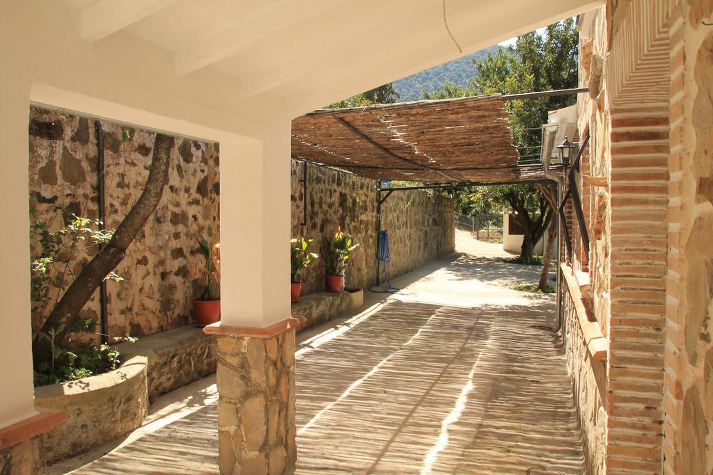 La Fuente De El Nacimiento Guest House Бенамаома Екстериор снимка